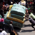 People push a cargo cart through Balogun Market in the Marina business district of Lagos, Nigeria, December 2, 2025. REUTERS/Sodiq Adelakun/File Photo (Reuters)